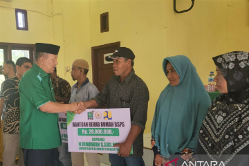 Anggota DPR RI serahkan bantuan rehab rumah warga miskin di Aceh Besar