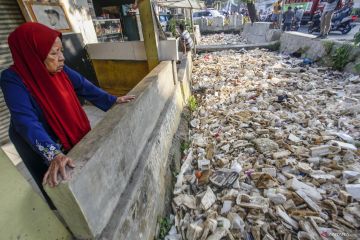 Sampah menumpuk di Kali Krukut Depok