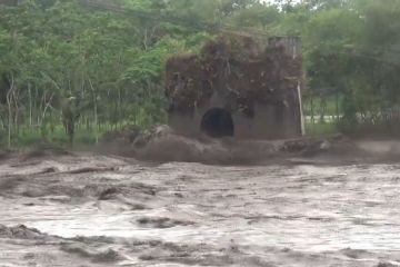 Ratusan warga Lumajang mengungsi akibat banjir lahar dingin Semeru
