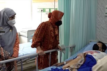 Risma jenguk pasien puluhan tahun lumpuh di RSUD Leuwiliang Bogor