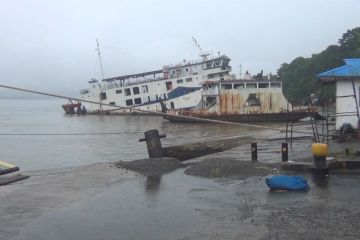 Cuaca buruk, pelayaran antar pulau di Maluku ditunda