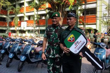 Dukung energi hijau, Pangdam IX/Udayana bagikan puluhan motor listrik