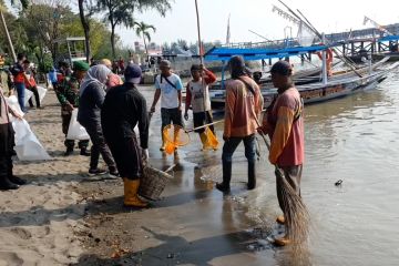 Jaksa Surabaya bersihkan sampah di Pantai Kenjeran
