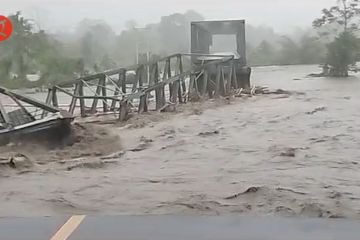 Jembatan Kawanua putus dihantam banjir, akses dua kecamatan lumpuh