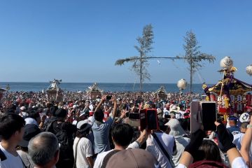 Melihat perayaan Festival Hamaori di Hari Laut Jepang
