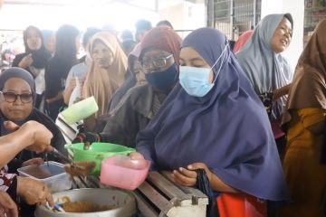 Ribuan warga Palembang serbu pembagian 3.000 porsi Bubur Hari Asyuro