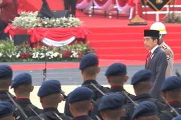 Momen Presiden Jokowi jalan kaki cek pasukan di HUT ke-77 Bhayangkara