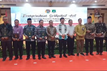 Menteri ATR / BPN serahkan 303 sertifikat aset milik pemda di Banten