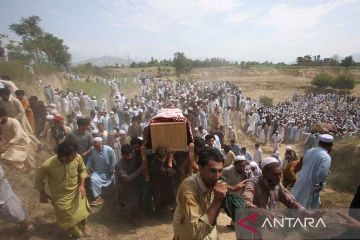 Pemakaman korban ledakan saat pertemuan partai politik Pakistan