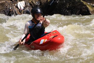 Mendayung kayak di Sungai Ayung