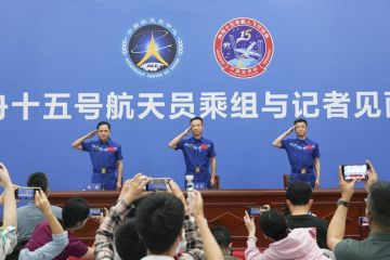 Kru Shenzhou-15 gelar jumpa pers usai selesaikan karantina