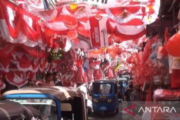 Jelang HUT RI, penjual bendera Merah Putih mulai marak di Jatinegara 