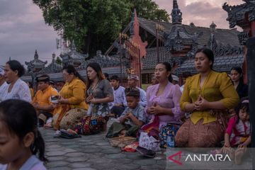 Persembahyangan Hari Raya Galungan di Palu
