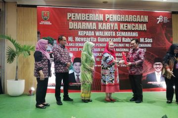 Wali Kota Semarang raih Dharma Karya Kencana dari BKKBN