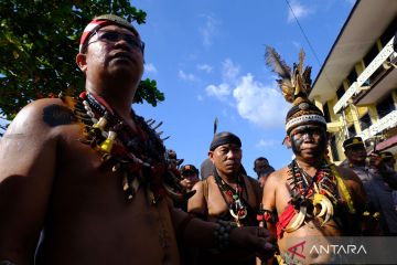 Demonstrasi tuntut Rocky Gerung dihukum adat Dayak