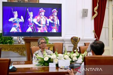 Butet Kartaredjasa persentasikan tarian tentang IKN kepada Jokowi