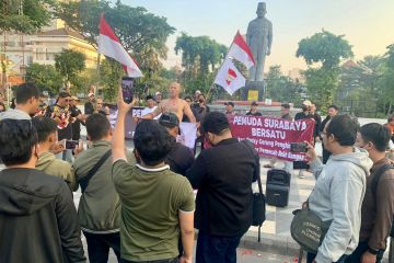 Pemuda Surabaya Bersatu gelar doa bersama untuk Rocky Gerung