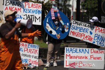 Aksi aktivis lingkungan di Surabaya