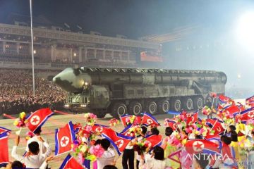 Media Korut: Kim Jong Un inspeksi pabrik proyektil peluncur roket
