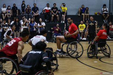 Mantan pemain NBA beri pelatihan basket kursi roda