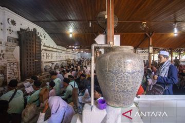 Wisata religi makam Sunan Gunung Jati di Cirebon