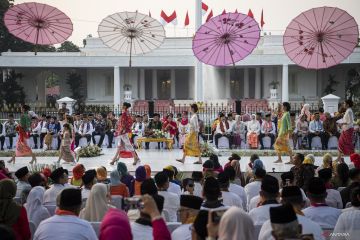 Aksi menteri perempuan saat peragaan busana Istana Berkebaya