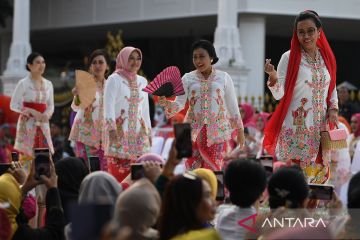 Menteri Jokowi hingga Happy Salma berjalan di "catwalk" depan Istana