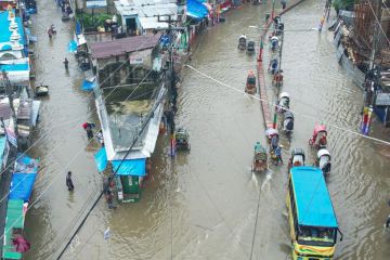 Hujan deras berhari-hari genangi dataran rendah di Bangladesh