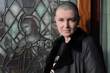 Penggemar beri penghormatan terakhir di hari pemakaman Sinead O'Connor