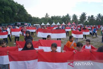 Pj Gubernur Babel bersama warga kibarkan ratusan bendera