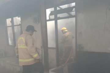 Korsleting listrik, kontrakan tujuh pintu di Tangerang ludes terbakar