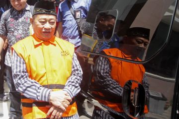 Mantan Bupati Sidoarjo jalani sidang dakwaan kasus gratifikasi