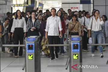 Presiden jajal LRT bersama artis