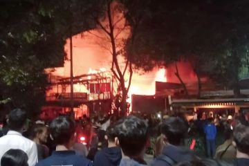 100 personel Gulkarmat atasi kebakaran warung soto di Kebayoran Lama