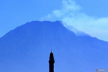 Kebakaran di puncak Gunung Merapi Ungup-ungup meluas