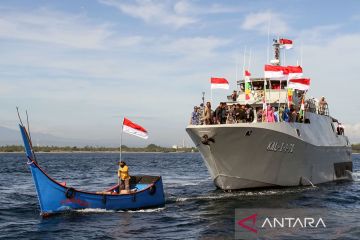 TNI AL bagikan bendera Merah Putih ke nelayan