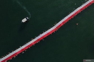 Bendera Merah Putih sepanjang 78 meter dibentang di perairan Makassar