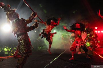 Pertunjukan wayang terbuka di jalanan Kota Lama Semarang