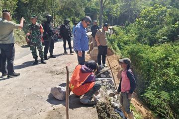 Dilaporkan asal-asalan, bupati cek pembangunan di selatan Garut