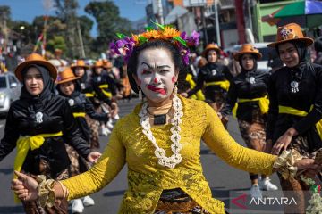 Gelaran karnaval Festival Bunga Bandungan untuk promosi wisata