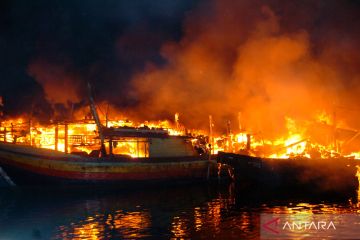 Kebakaran kapal nelayan di Pelabuhan Jongor Tegal