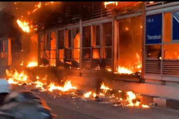 Halte Transjakarta Tendean yang terbakar berhenti operasi sementara