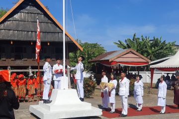 Bendera pusaka merah putih Kerajaan Bajeng Gowa dikibarkan.  