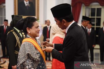 Kemarin, penganugerahan tanda kehormatan hingga koalisi Pilpres 2024