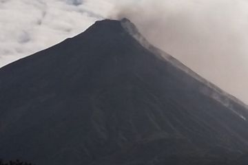 Jarak luncur guguran lava Gunung Karangetang capai 1.750 meter