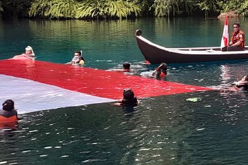 Pemkab Bangkep bentangkan bendera Indonesia di Danau Paisupok