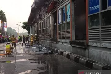 TransJakarta siapkan halte sementara Tendean pengganti yang terbakar