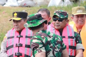 Pangdam dan Kapolda Metro Jaya bersihkan aliran Ciliwung jelang HUT RI