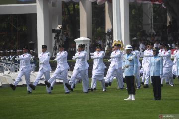 Tim Indonesia Jaya bertugas pada upacara penurunan bendera di HUT RI