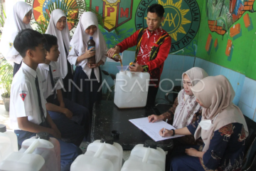 Bayar SPP sekolah menggunakan minyak jelantah di Malang